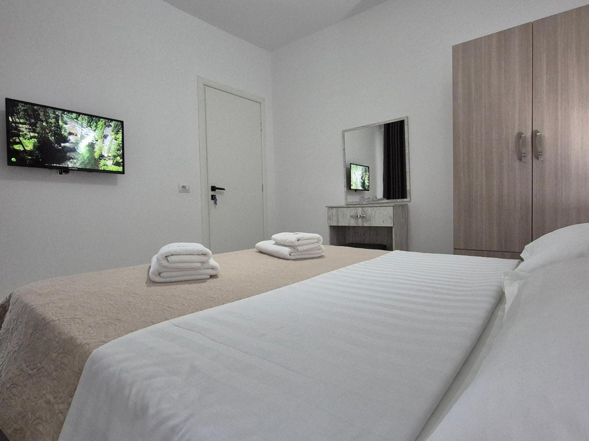 Flore Rooms Sarandë Buitenkant foto